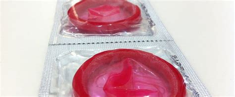 Seks Menggunakan Kondom Jadi Kurang Nikmat Benarkah Hello Sehat
