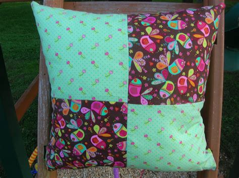 Learn how to pick the right herbs and make a dream pillow in this article. My Creative Mommy: Sew Easy Throw Pillow