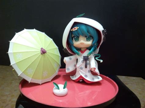 hatsune miku nendoroid snow miku strawberry white kimono not original