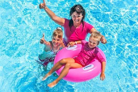 Familia En Piscina Foto De Archivo Imagen De Juego Blanco 54558452