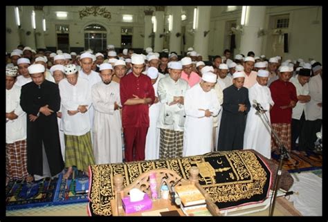 Di antara takbir, dibaca surat al fatihah, shalawat. Menjadi Tetamu Allah-Umrah : Panduan Solat Jenazah