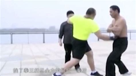 Chinese Man Xie Shuiping Makes Living As A Human Punchbag Daily Mail Online