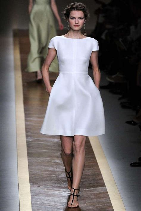 Dopo la prima guerra mondiale, gli anni venti si presentano come un'epoca di benessere e ottimismo. Moda anni 50: stile, abbigliamento, accessori, make up e ...