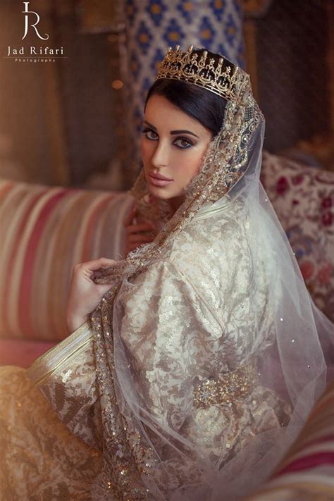 Whether you're channeling reese witherspoon or gwen stefani, there's a blushing gown for you. Moroccan bride caftan Marocain mariee #moroccancaftan ...