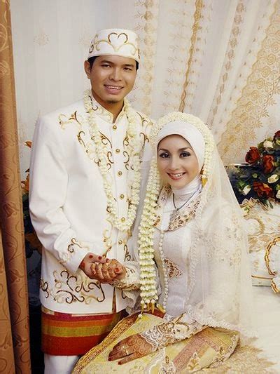 Sep 08, 2019 · jika kamu tertarik memakai busana adat lengkap dengan mahkota tanpa melepas hijab, kamu perlu menyimak dulu nih beberapa inspirasinya! Gaun Pengantin Muslimah Adat Jawa Terbaru 2017