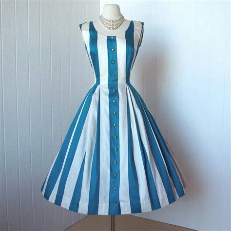 Ogni decennio infatti differisce per dettagli e piccoli accorgimenti, tanto nelle decorazioni quanto nella moda! Summer (con immagini) | Vestiti, Anni 50