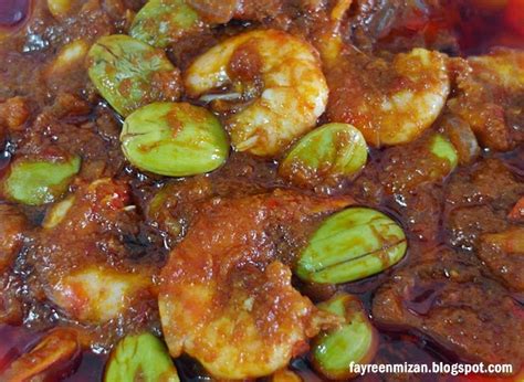 Masukkan petai, tomat, air asam, daun jeruk, garam, dan gula, aduk rata tambahkan udang, masak hingga kuah menyusut, angkat dan sajikan Resepi Sambal Tumis Udang Petai. | Fayreen Mizan