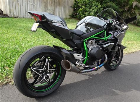 Al exhibir un potente motor de cuatro cilindros en línea de el diseño de la motocicleta ninja h2™r proyecta una intensa fuerza, convirtiéndose en un producto de belleza funcional. Somehow Street Legal - 2015 Kawasaki Ninja H2R | Bike-urious