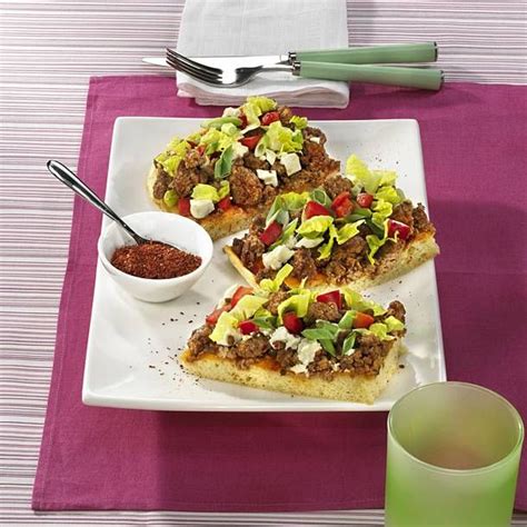 Für die pizzasoße rührt man die passierten tomaten griechische hackfleischpizza. Türkische Hackfleischpizza | Rezept | Hackfleischpizza