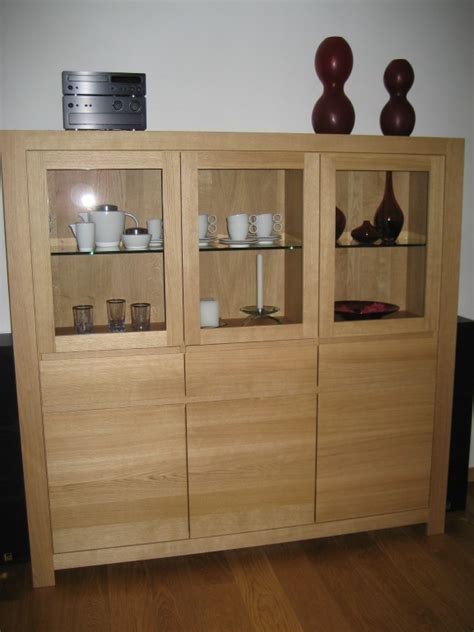 Der kleine, meist separat positionierbare, container kann einfach unter oder neben den schreibtisch geschoben werden und bietet bis zu 4 schubfächer stauraum. Highboard / kleiner Wohnschrank Schermbeck 3-türig, Eiche massiv, Ausführung mit Griffmulden ...