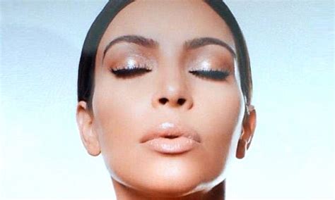 Kim Kardashian Shows Off Her Flawless Beauty In Behind The Scenes Photo Daily Mail Online