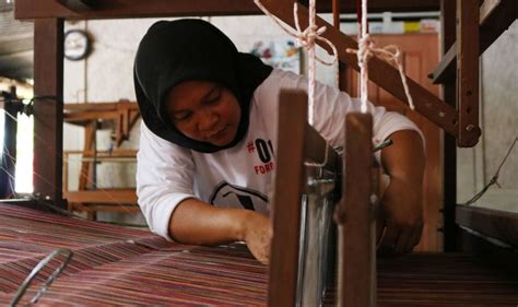 Kain tenun lurik yang digunakan untuk dilukis batik itu merupakan bentuk ikhtiar menyelamatkan batik banyumasan kalau tidak kreatif dan membuat inovasi baru, batik banyumasan bisa punah, kata. Rektor ITTP Bersama GM Telkom Purwokerto Kunjungi ...