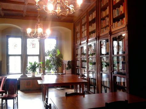 Zamek czocha oferuje trzy standardy pokoi, w których można wypocząć po pełnym wrażeń dniu. Biblioteka na Zamku Czocha w Leśnej