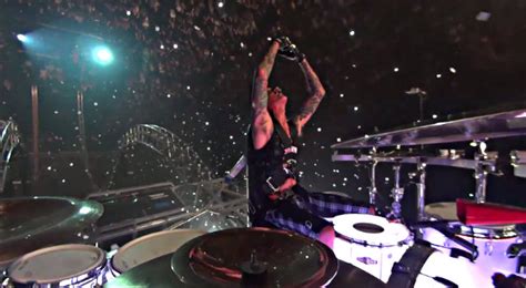 mötley crüe s tommy lee uploads new pro shot video footage of the crüecifly drum solo
