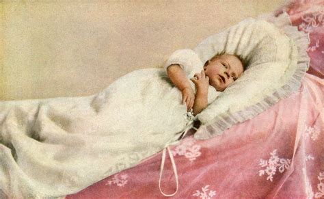 V červnu 1953 korunována britskou královnou, sledovaly ji v přímém televizním přenosu miliony diváků na celém světě. Královské porody: To jsou potomci Alžběty II., podívejte ...