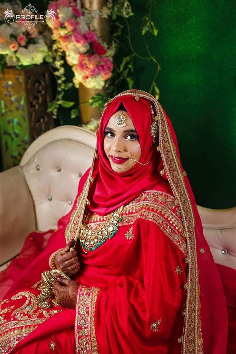 Pin By Sadia Afrin On Hijabi Bride Saree With Hijab Beautiful Pakistani Dresses Hijabi Brides