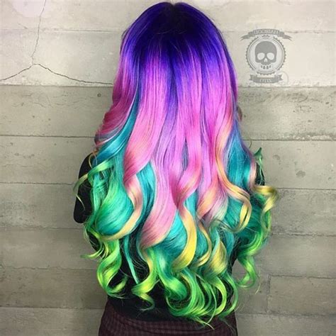 Alle farben mischen und dann damit die haare färben! regenbogen Haare mit Glanzreflexen, dunkelblauer Ansatz ...
