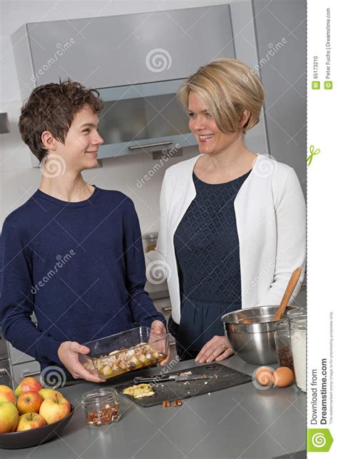 Мать и сын в кухне стоковое фото изображение насчитывающей цвет 65173210