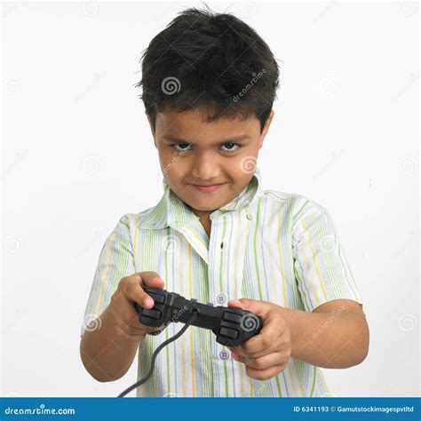 Indischer Junge Mit Playstation Stockbild Bild Von Hemd Indien 6341193