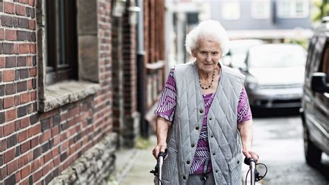 Armutsgefährdung Alte Menschen Nicht Häufiger Von Armut Bedroht Als