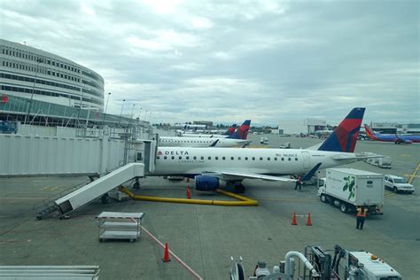 Review Delta First Class 757 200 Seattle To New York The Points Guy
