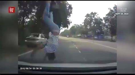 Video Budak Lelaki Terpelanting Dilanggar Kereta Tempoh Hari Hanya