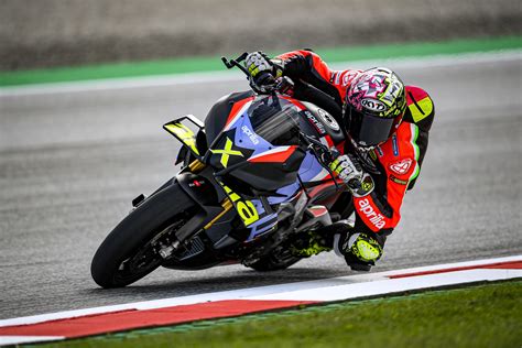 Read what they have to say and. Aprilia Tuono V4 X: 221 CV, 166 kg e 34.900 euro!