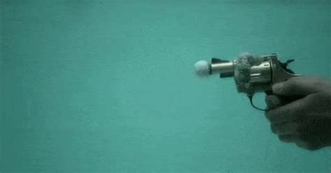 ¡Vaya GIF! / Así es el disparo de una pistola debajo del agua a cámara