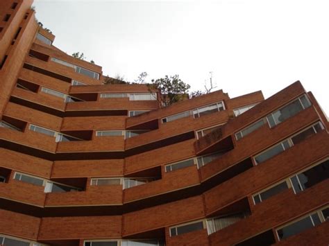 Obra de arte arquitectónico diseñada por rogelio salmona y construida por la universidad de caldas, en manizales. Torres del Parque - Rogelio Salmona