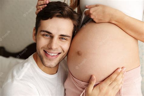 Foto Recortada Del Hombre Abrazo Vientre De Su Encantadora Esposa Embarazada En El Interior En