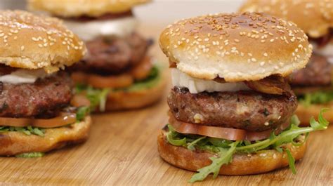Hamburgers Caprese Dagelijkse kost Recept in 2020 Voedsel ideeën