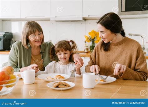 Familia Blanca Desayunando Mientras Se Pasa El Tiempo Juntos Imagen De