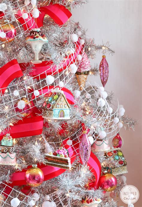 Want your christmas tree to stand out this year? Pretty Pink Christmas Tree - how to decorate a Christmas tree