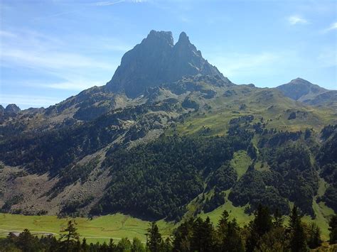 The pic du midi d'ossau is a mountain rising above the ossau valley in the french pyrenees. Pic du midi d'Ossau - Photo par Eric64