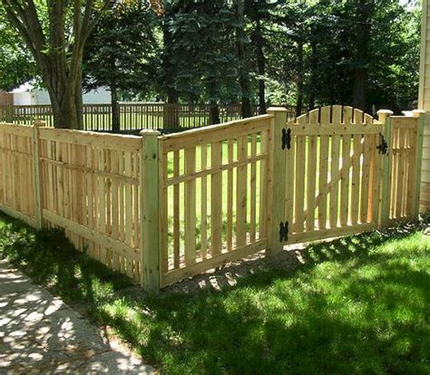 For a century, we have been making every type of wooden fence you can imagine. Wood Fences and Gates Designs - DECOREDO