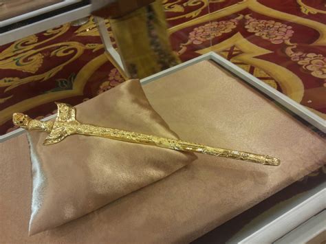 Keris panjang diraja adalah keris kerajaan dan merupakan tanda kebesaran dan kekuasaan. ..WARISAN PERMAISURI MELAYU..