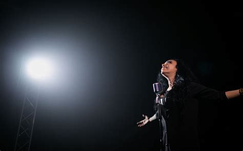 12 Famous Alto Singers With Incredible Voices Plus Videos