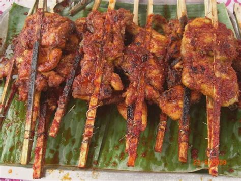 Sebenarnya, ayam percik boleh dibuat sendiri di rumah dengan cara yang amat mudah. How to make Ayam Percik (Pasar Malam Chicken) | Singapore Food