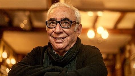 Şener şen babasının ısrarıyla sanat hayatına atılır. Usta oyuncu Şener Şen corona virüse yakalandı (Şener Şen ...