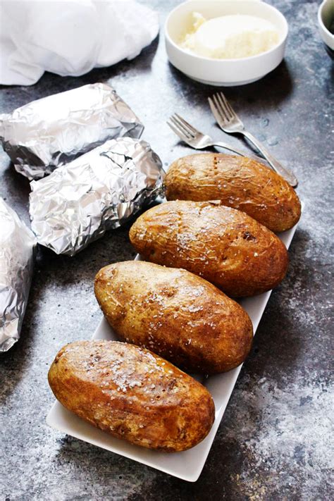 I've got some great tricks to put up your sleeve that'll make it as effortless and easy for you as possible. Baked Potato Bar // How To with Free Printable | Platings ...