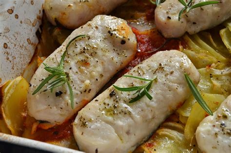 Filetto di merluzzo alla mediterranea con pomodorini. Cuori di merluzzo al forno con patate e pomodorini ...