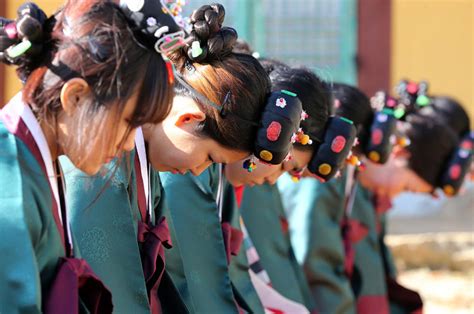 한국 녀고생들 성인식 거행 인민넷 조문판 人民网