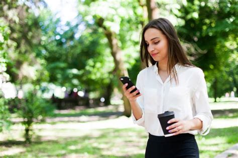 Mujeres Son Más Propensas A Caminar Con El Celular En Mano Sin Usarlo