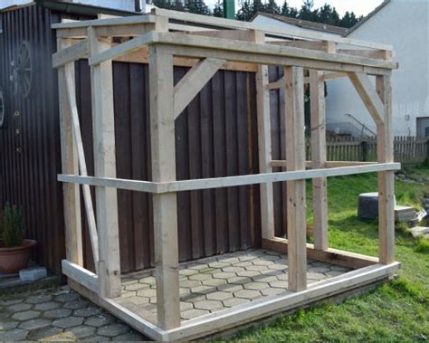 Die 200 cm langen vierkanthölzer sollten später in den boden gesteckt werden, deshalb verkleiden sie diese etwa 30 cm hoch mit dachpappe. Gewächshaus, Anlehngewächshaus, Tomatengewächshaus selber ...