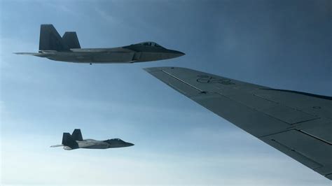 Us F 22 Stealth Jets Take On Norways F 35 In Simulated Dogfights