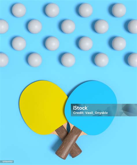 Sepasang Raket Ping Pong Untuk Tenis Meja Dengan Bola Dengan Latar Belakang Biru Foto Stok