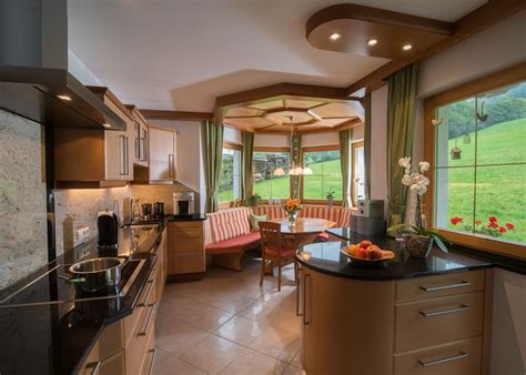 Deshalb zählt bei ihr neben der funktion auch das design. Moderne Landhausküche in Ahorn mit einer Granit ...