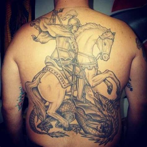 O dragão representa maldade e a senhora a santa veja ideias de tatuagem de são jorge femininas e se inspire para fazer uma tattoo que vai trazer proteção, luz e força para a sua vida! 25 tatuajes de St. George mujeres y hombres! | Tatuajeclub.com
