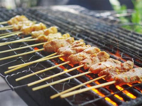 Dari makanan sate padang spesial yang membuatnya berbeda sangatlah mudah sekali, yang di mana warna kuah dan rasa dari setiap daerah pastinya berbeda. Resep Sate Ayam Bumbu Kuning yang Sedap Berempah