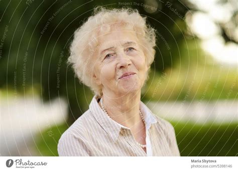 Outdoor Porträt Der Schönen älteren Frau Mit Lockigem Weißen Haar Ein Lizenzfreies Stock Foto